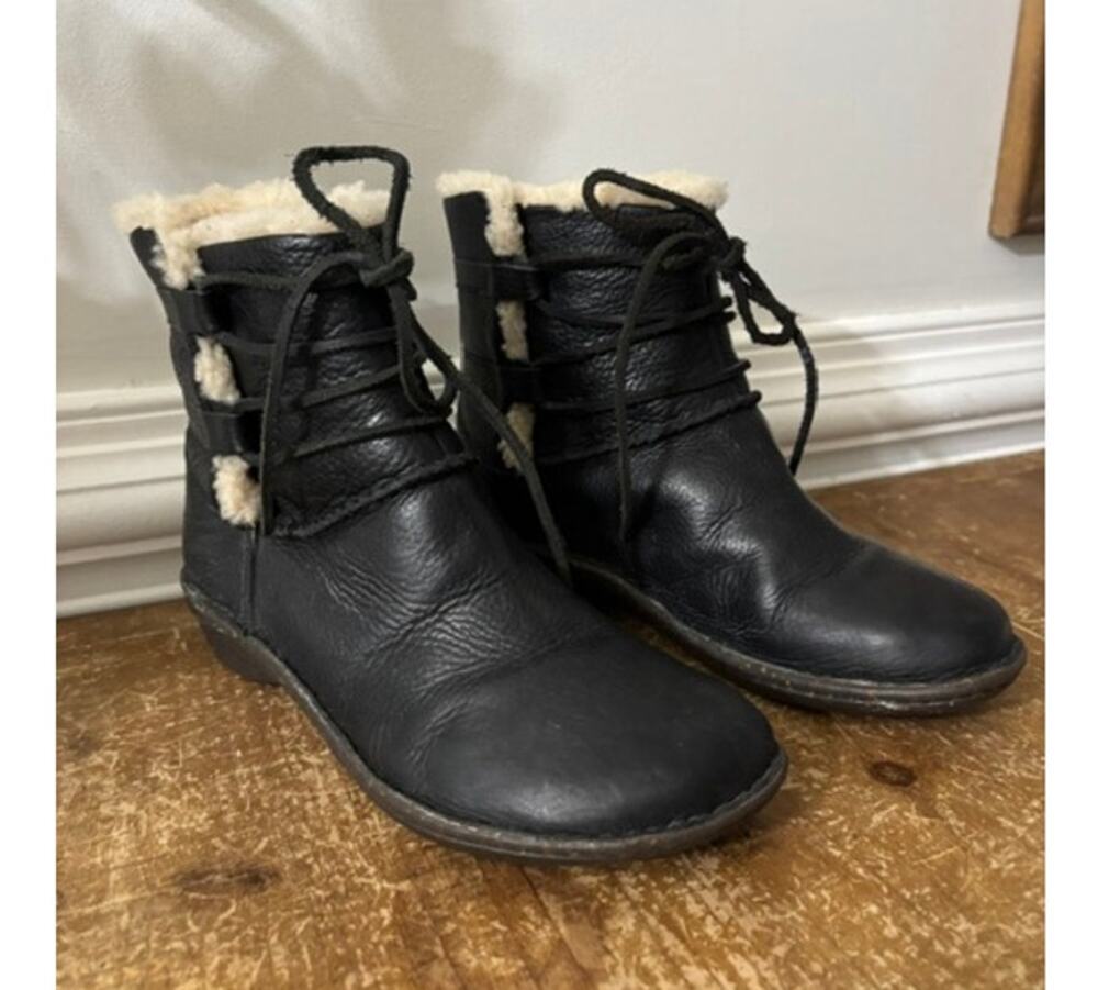 UGG CASPIA 1932 Lace Up Boots Sheepskin Winter Black Women's 7